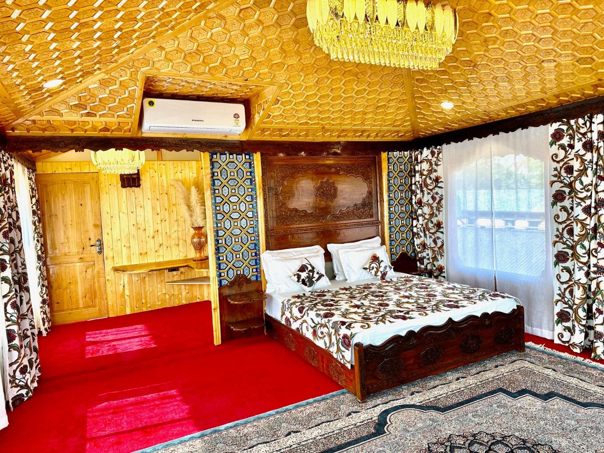 New Jacquline Heritage Houseboats Сринагар Экстерьер фото