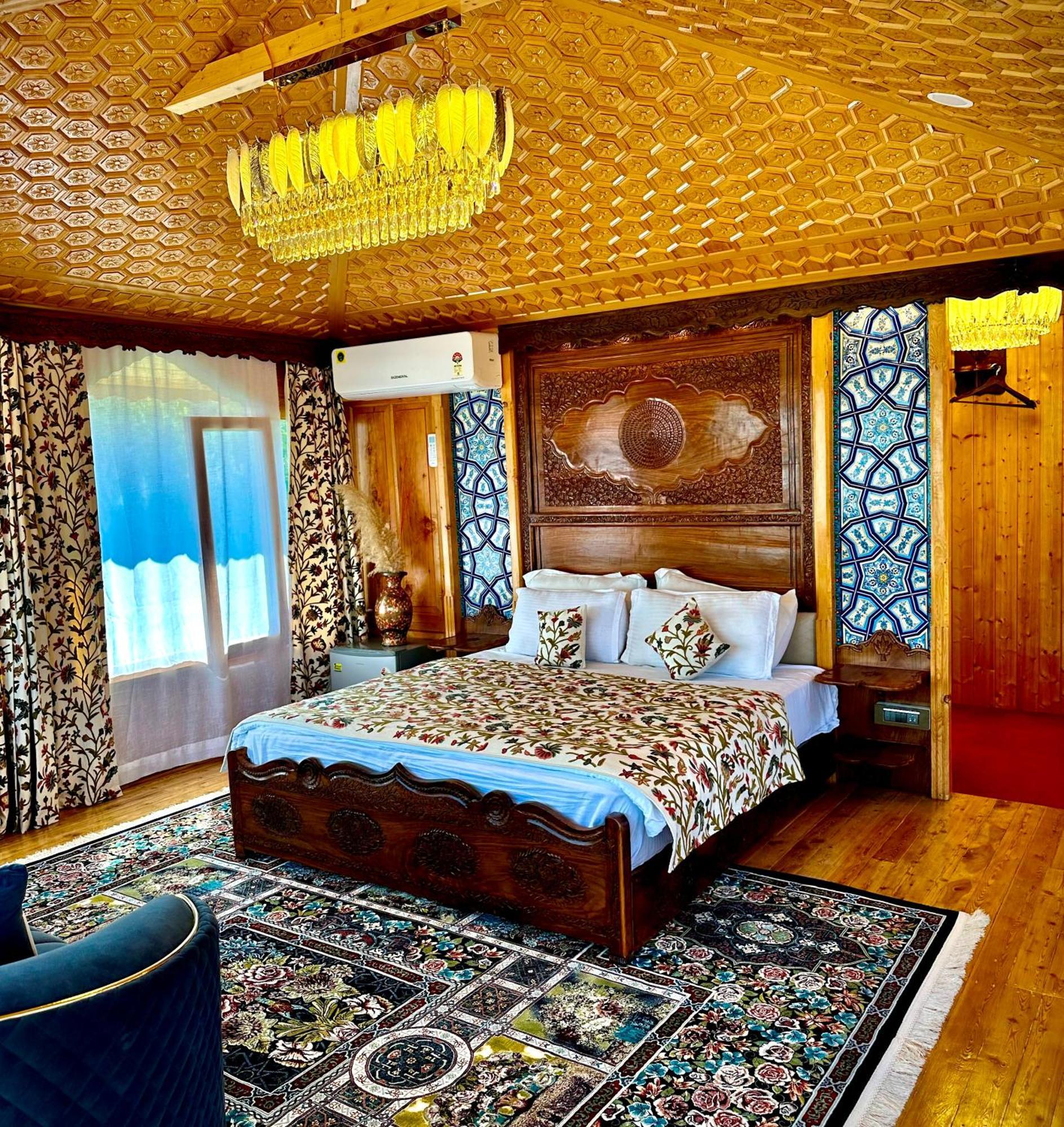 New Jacquline Heritage Houseboats Сринагар Экстерьер фото