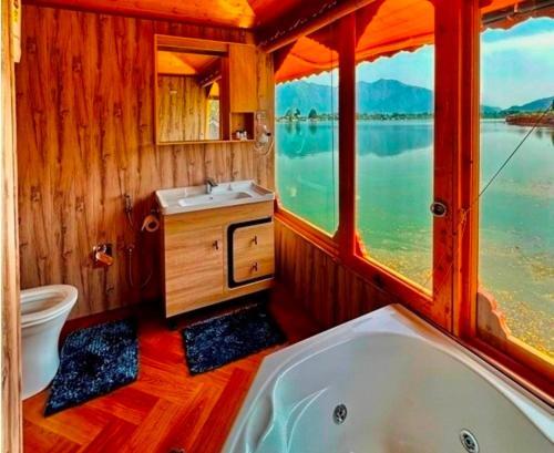 New Jacquline Heritage Houseboats Сринагар Экстерьер фото