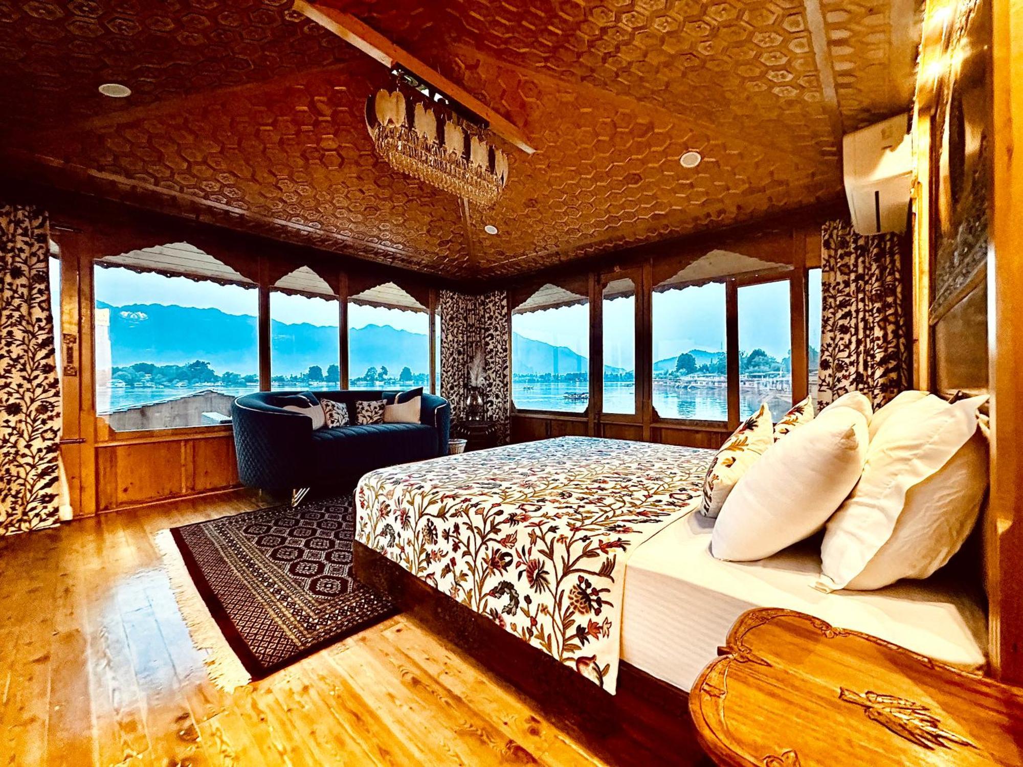 New Jacquline Heritage Houseboats Сринагар Экстерьер фото