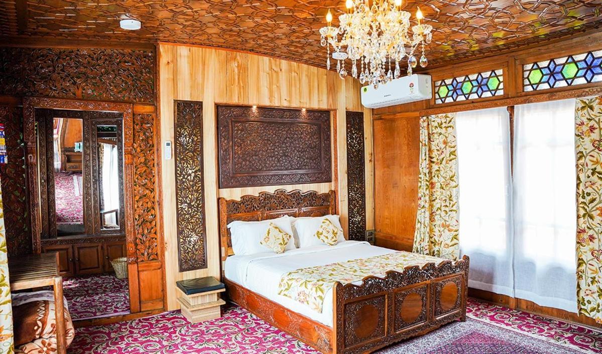 New Jacquline Heritage Houseboats Сринагар Экстерьер фото